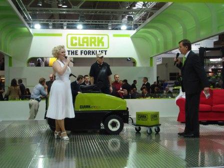 фото представление электротягача CLARK на выставке CEMAT 2011