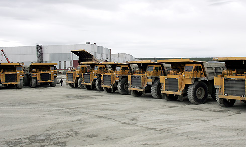 Для транспортирования руды и вскрышных пород используются автосамосвалы большой и особо большой грузоподъемности