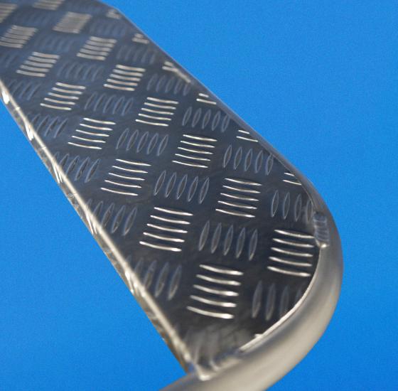 Ступени из рифленой трубы обеспечивают безопасность подъема