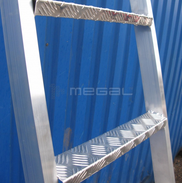 Лестница алюминиевая приставная с широкими ступенями MEGAL ЛПШ