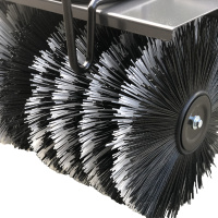 Диаметр щётки составляет 35 см, сила прижима регулируется опорными «рояльными» колёсами.