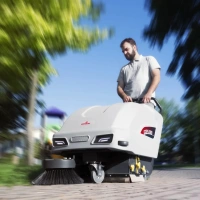 Фото аккумуляторная подметальная машина comac cs 500 bt с ручным управлением (2600 м²/ч, 650 мм, 50 л) на сайте www.kiit.ru в интернет-каталоге КИИТ ☎ +7(800) 707-07-45