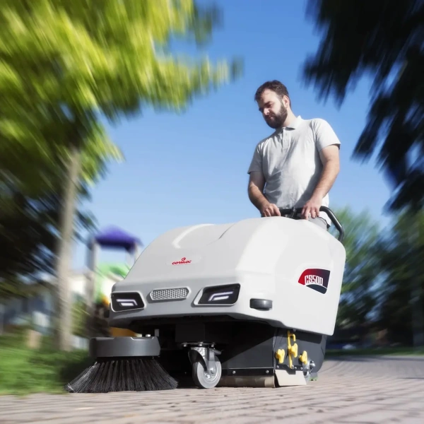 Фото аккумуляторная подметальная машина comac cs 500 bt с ручным управлением (2600 м²/ч, 650 мм, 50 л) на сайте www.kiit.ru в интернет-каталоге КИИТ ☎ +7(800) 707-07-45