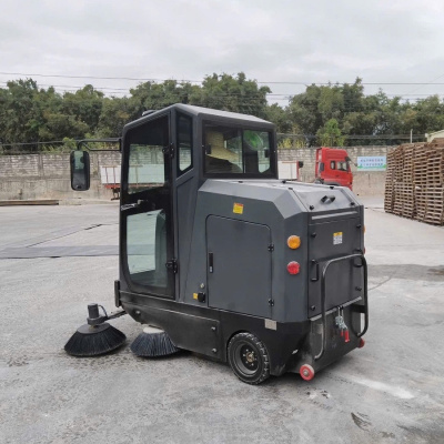 Подметальная машина с сиденьем для оператора Limgard B10C. Изображение №7