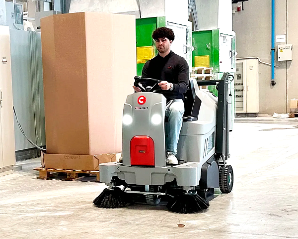 Аккумуляторная подметальная машина COMAC CS 700B — производительная уборка с комфортом оператора