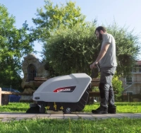 Фото аккумуляторная подметальная машина comac cs 500 bt с ручным управлением (2600 м²/ч, 650 мм, 50 л) на сайте www.kiit.ru в интернет-каталоге КИИТ ☎ +7(800) 707-07-45 Изображение №8