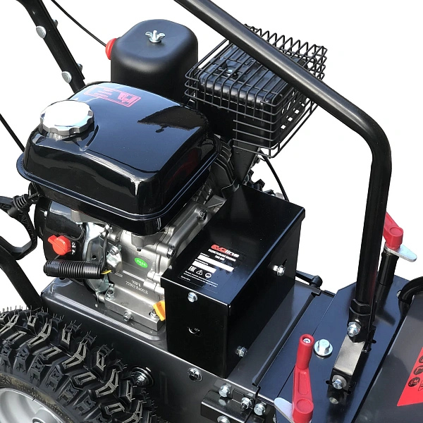 Машина оснащена двигателем ZONGSHEN 168 FB (макс. мощность 6,5 л.с.), адаптированным для эксплуатации в холодное время года. Запуск осуществляется ручным стартером.