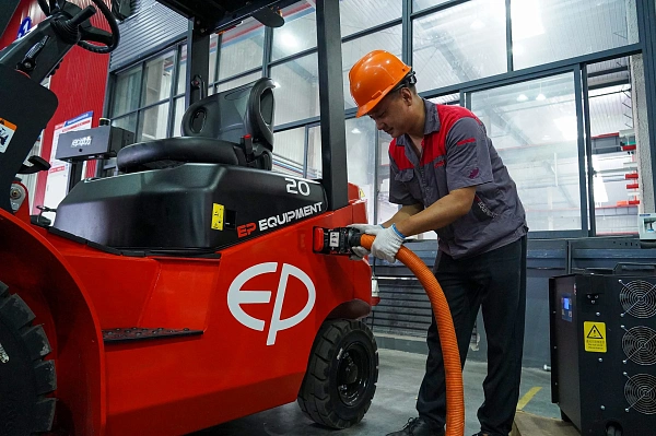 EFL203(P) может поставляется со встроенным зарядным устройством 220В и разъемом для подключения внешнего зарядного устройства 380В