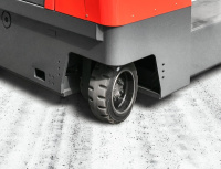 В стандартную комплектацию серии MQC входят шины из твердой резины на всех ведущих колесах. Модели MQC40/50 оснащены полиуретановые передние колеса, в то время как модели MQC35/45 оснащены резиновые передние шины.