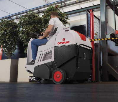 Аккумуляторная подметальная машина с сиденьем COMAC CS 800B 1150 мм 6800 м2/ч. Изображение №6
