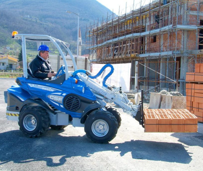 Мощный мини-погрузчик MULTIONE 8.5 SK Stage V (Premium) (1640 кг, высота подъема 3,2 м, двигатель Kohler 57 л.с., гидропоток 83 л/мин). Изображение №11