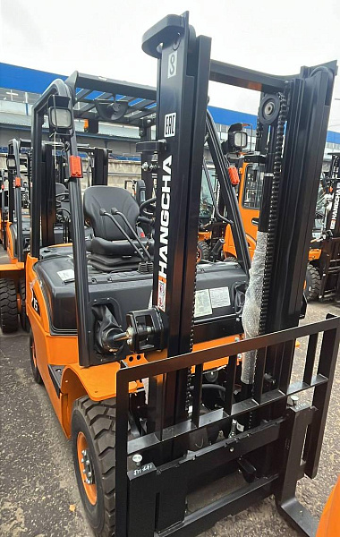 Погрузчик успешно используется для разгрузки строительных материалов, перемещения оборудования и складских операций под открытым небом.