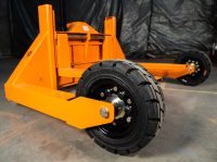 Гидравлическая тележка, специальная конструкция и колеса большого диаметра которой позволяют работать на не ровных поверхностях в т.ч. на твердом грунте.