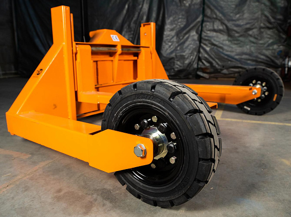 Гидравлическая тележка, специальная конструкция и колеса большого диаметра которой позволяют работать на не ровных поверхностях в т.ч. на твердом грунте.
