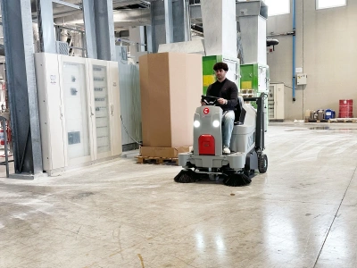 Аккумуляторная подметальная машина с сиденьем COMAC CS 700B. Изображение №11