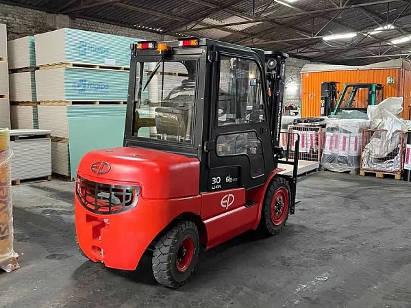 Фото погрузчик с литиевой акб ep efl302 li-ion 3 тонны 4,8 метра на сайте www.kiit.ru в интернет-каталоге КИИТ ☎ +7(800) 707-07-45 Изображение №3