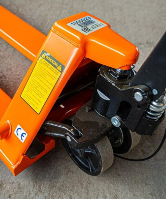 Тележка гидравлическая с тормозом XILIN BFB 2500 кг 1150 мм полиуретановые колеса. Изображение №4