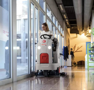 Поломоечная машина с сиденьем оператора COMAC INNOVA 85B Comfort, литий 144 Ач. Изображение №5