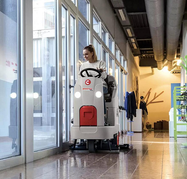 Фото поломоечная машина с сиденьем оператора comac innova 85b comfort, литий 144 ач на сайте www.kiit.ru в интернет-каталоге КИИТ ☎ +7(800) 707-07-45 Изображение №5