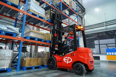 Вилочный электропогрузчик с кабиной EP EFL203 2W300. Изображение №10