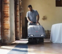 Фото аккумуляторная подметальная машина comac cs 500 bt с ручным управлением (2600 м²/ч, 650 мм, 50 л) на сайте www.kiit.ru в интернет-каталоге КИИТ ☎ +7(800) 707-07-45 Изображение №5