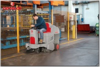 Фото подметальная машина с сиденьем comac cs 800h  (двигатель двс) на сайте www.kiit.ru в интернет-каталоге КИИТ ☎ +7(800) 707-07-45 Изображение №5