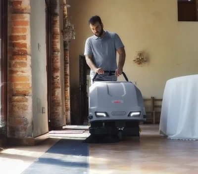 Аккумуляторная подметальная машина COMAC CS 500 BT с ручным управлением (2600 м²/ч, 650 мм, 50 л). Изображение №5