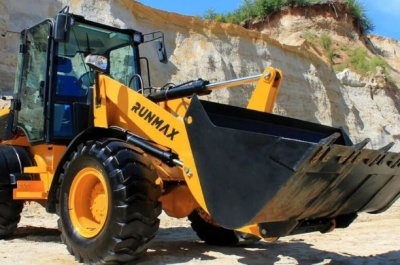 Фронтальный погрузчик RUNMAX 884E. Изображение №1
