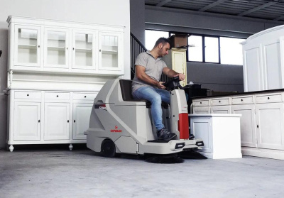 Подметальная машина с местом для водителя COMAC CS 60 B (5100 м²/ч, 1000 мм, 65 л). Изображение №9