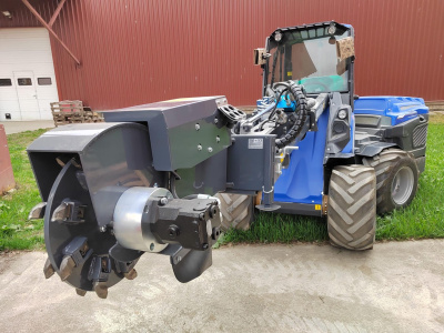 Мощный мини-погрузчик MULTIONE 8.5 SK Stage V (Premium) (1640 кг, высота подъема 3,2 м, двигатель Kohler 57 л.с., гидропоток 83 л/мин). Изображение №2