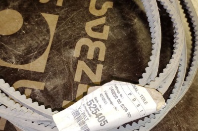 Ремень генератора помпы клиновой для погрузчика Still R-70. Изображение №1