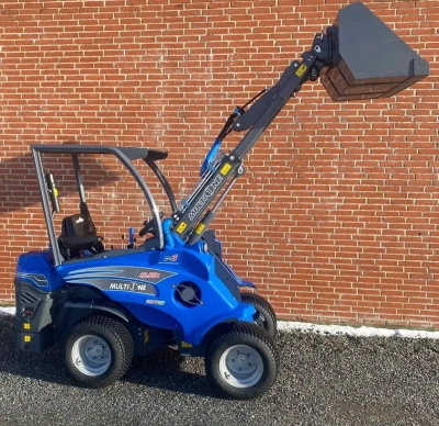 Мини-погрузчик MULTIONE 5.2K id (Premium) (820 кг, высота подъема 2,75 м, двигатель Kubota D902, гидропоток 42 л/мин). Изображение №4