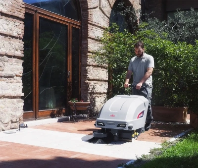 Аккумуляторная подметальная машина COMAC CS 500 BT с ручным управлением (2600 м²/ч, 650 мм, 50 л). Изображение №3