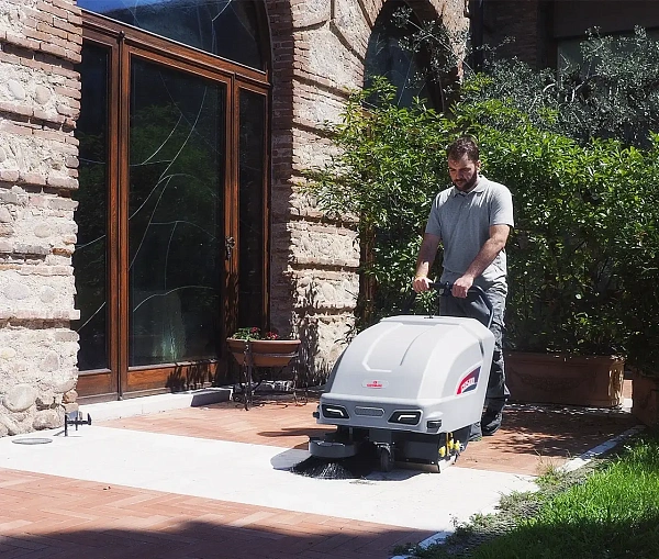Фото аккумуляторная подметальная машина comac cs 500 bt с ручным управлением (2600 м²/ч, 650 мм, 50 л) на сайте www.kiit.ru в интернет-каталоге КИИТ ☎ +7(800) 707-07-45 Изображение №3