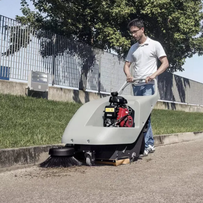 Ручная бензиновая подметальная машина COMAC CS 50HT (2600 м²/ч, 650 мм, 40 л). Изображение №3