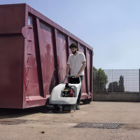 Подметальная машина COMAC CS 50HT с шириной уборки 650 мм для внутренних и наружных работ