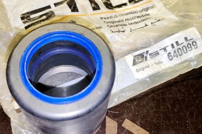 Крышка в сборе с уплотнениями гидроцилиндра подъема. Изображение №1