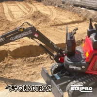 Фото мини-экскаватор quadtrac ex13jpro (1000 кг, двигатель kubota d722, с джойстиками pilot, квикаплером, буром и 3 ковшами) на сайте www.kiit.ru в интернет-каталоге КИИТ ☎ +7(800) 707-07-45 Изображение №9