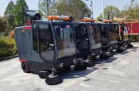 Машина оснащена современной кабиной с системой управления, позволяющей оператору точно контролировать щётки, скорость движения, мощность всасывания и другие параметры в режиме реального времени.