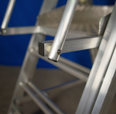 Телескопическая лестница-платформа MEGAL ТЛП (0,8-1,3) — алюминиевая, передвижная, с регулировкой высоты. Изображение №7