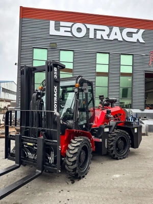 Полноприводный внедорожный вилочный погрузчик LEOTRACK 35B (3,5 т, высота подъема 4,8 м, шарнирно-сочлененная рама). Изображение №2