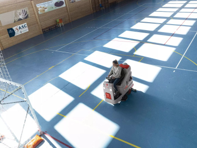 Поломоечная машина с сиденьем оператора COMAC INNOVA 85B Comfort, литий 144 Ач. Изображение №7