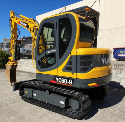 Мини-экскаватор Yuchai YC 60-9 (5700 кг, глубина копания 3935 мм, двигатель Kubota 48 л.с., ковш 0,21 м³). Изображение №4