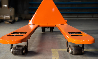 Низкопрофильная гидравлическая тележка TOR BFL10 1000 кг 1150 мм полиуретановые колеса. Изображение №1