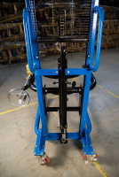 Фото штабелер-бочкокантователь tor cot 0,35 т 1,4 м на сайте www.kiit.ru в интернет-каталоге КИИТ ☎ +7(800) 707-07-45 Изображение №5