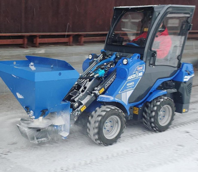  Мини-погрузчик MULTIONE 5.3K iD (Premium) (1030 кг, высота подъема 2,75 м, двигатель Kubota D1305, гидропоток 60 л/мин). Изображение №8