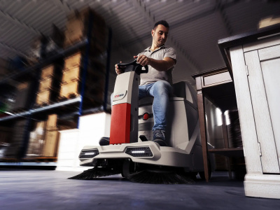 Подметальная машина с местом для водителя COMAC CS 60 B (5100 м²/ч, 1000 мм, 65 л). Изображение №2