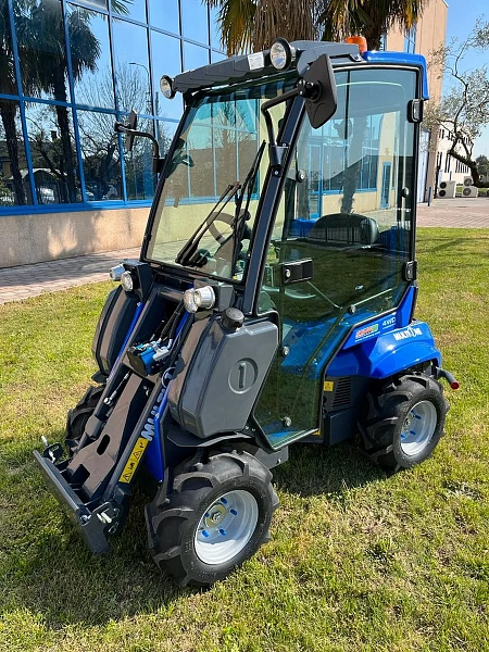 Фото многофункциональный мини-погрузчик multione 2.3efi (560 кг, бензиновый двигатель kohler 27 л.с.) на сайте www.kiit.ru в интернет-каталоге КИИТ ☎ +7(800) 707-07-45 Изображение №20