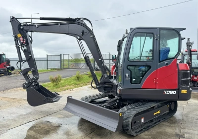 Гусеничный мини-экскаватор с кабиной QUADTRAC EX60. Изображение №3