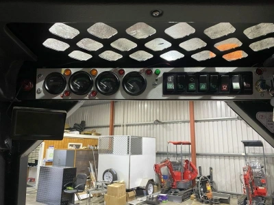 Мини погрузчик QUADTRAC SSL85. Изображение №9